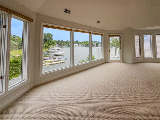 Building Photo - Lakeside Living!