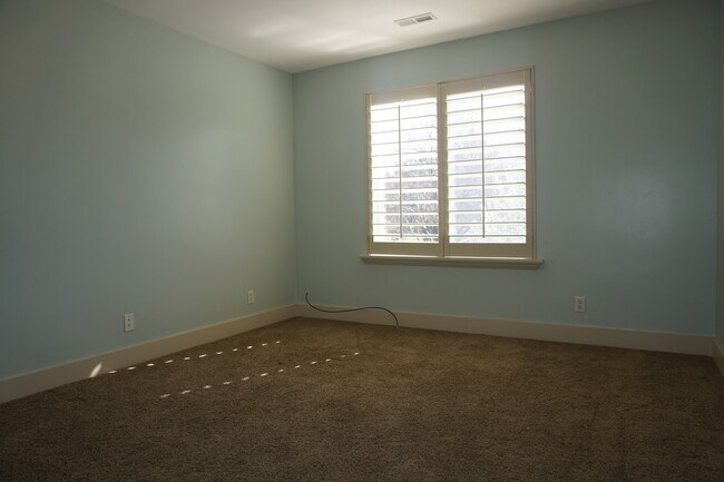 Building Photo - Gorgeous 4 Bedroom Sandy Home "Pet Friendly"
