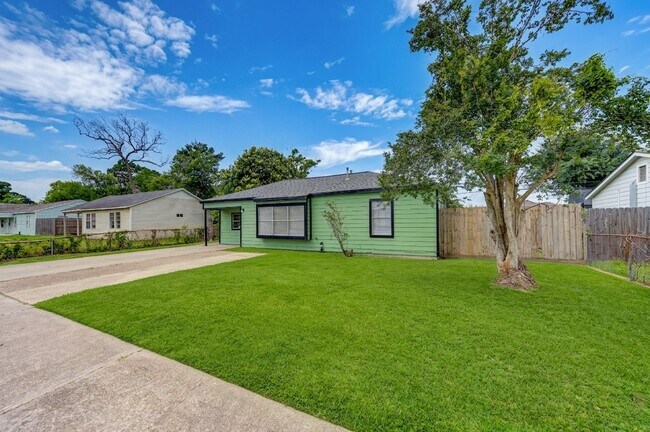Building Photo - 2205 Kingsdale Dr