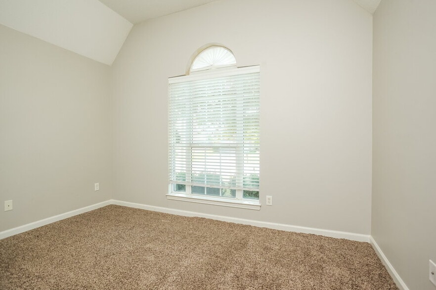 Building Photo - 8332 Pinnacle Dr