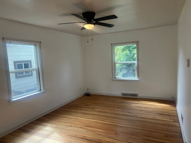 Building Photo - 760 S Lee Ave