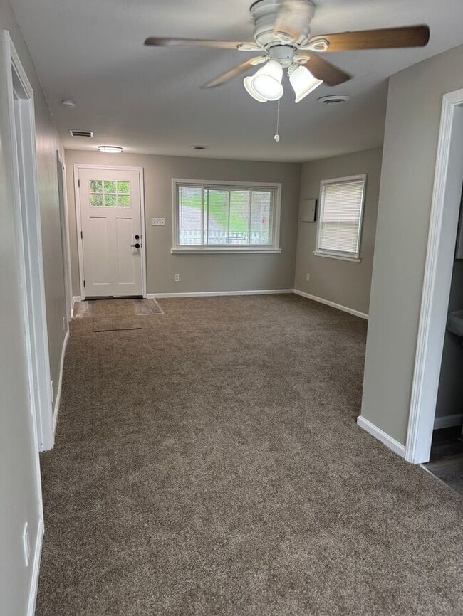 Building Photo - Nice 2 bedroom ranch with lake access