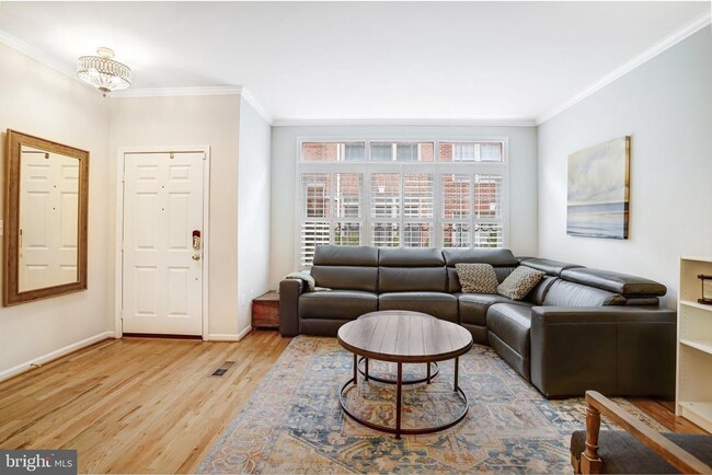 Building Photo - 1505 N Colonial Terrace