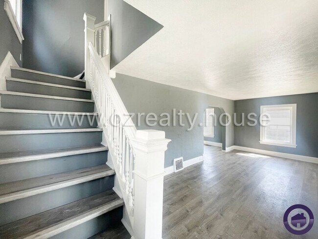 Building Photo - 1402 Prouty Ave