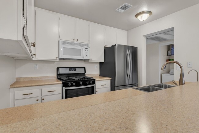 Building Photo - Move-In Ready 2BD Irvine Home Near Spectrum, Top Employers & Schools