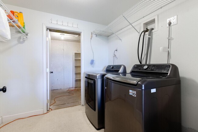 Building Photo - 531 Edgehill Dr