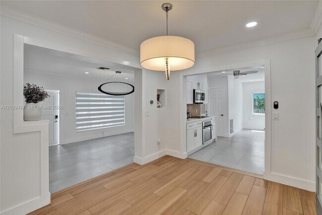 Building Photo - 213 NE 43rd St