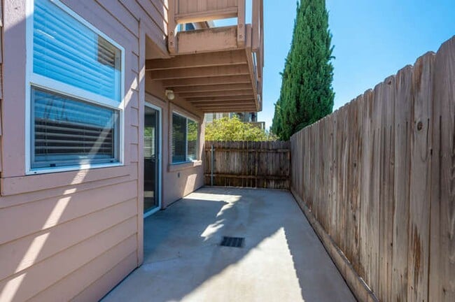 Building Photo - Charming 3bd/2.5 bath Condo