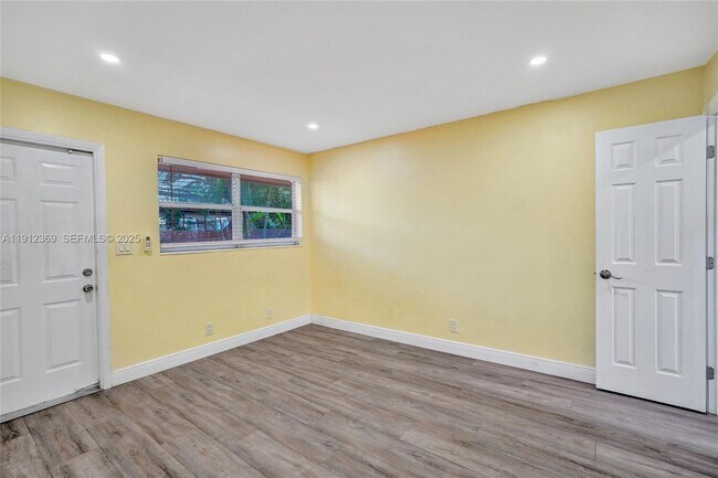 Building Photo - 720 SE 15th St