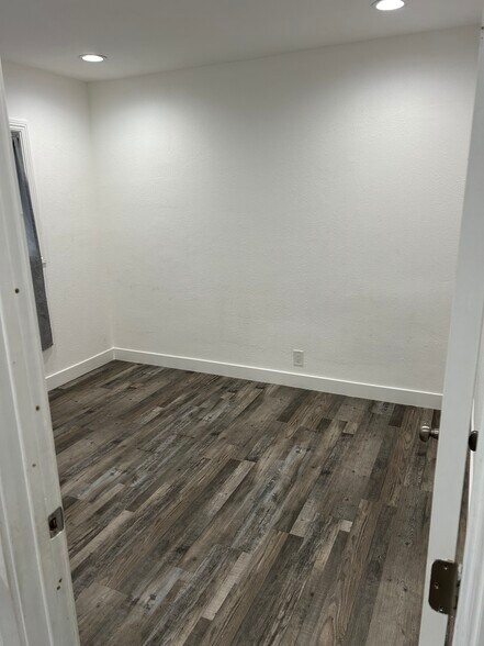 Building Photo - 4600 W 170th St