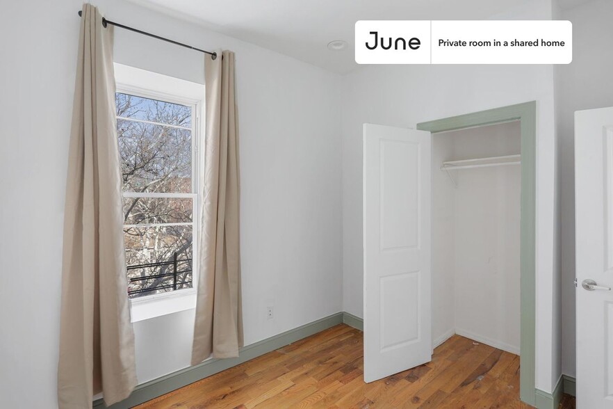 Building Photo - Private bedroom in 4 bed/2 bath Home