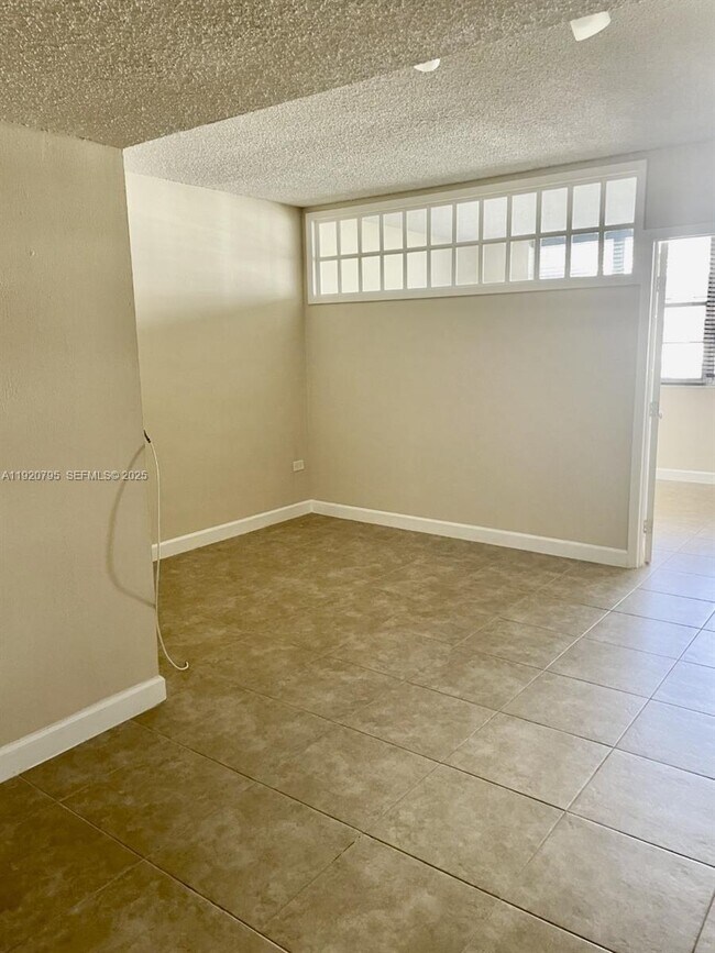 Building Photo - 999 Brickell Bay Dr