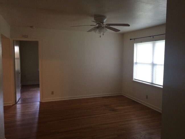 Building Photo - Bryan - 3 bedroom / 3 bath -large back yar...