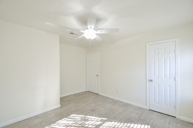 Building Photo - 17614 Sundrop Ln