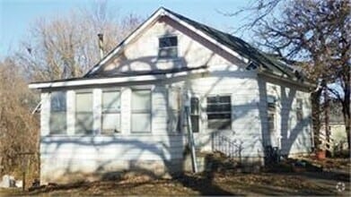 Building Photo - 2 Bedroom House $695
