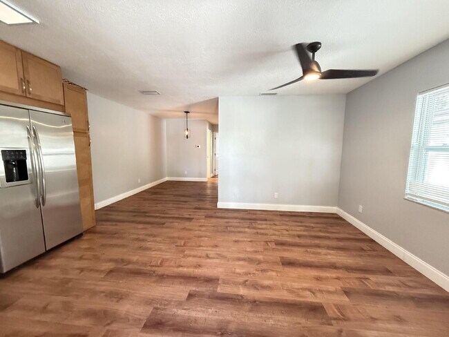Building Photo - Charming 2-Bed Duplex in Tampa with Modern...