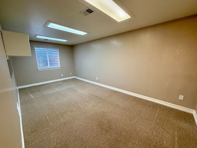 Building Photo - 625 Red Tail Dr