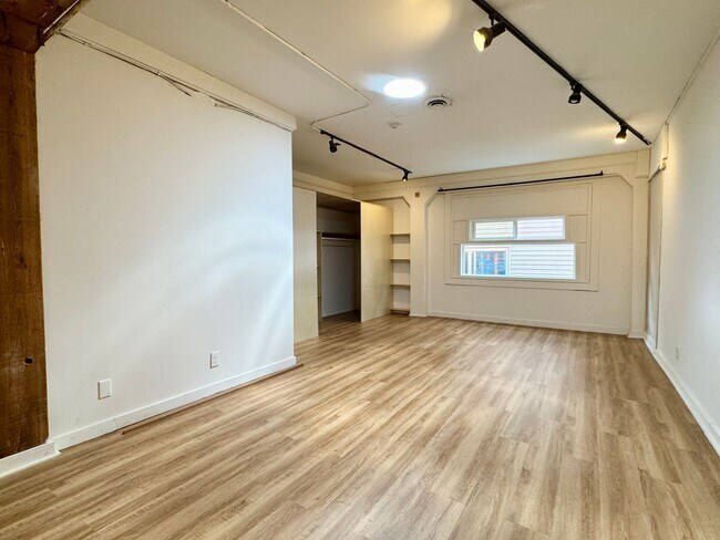 Building Photo - Queen Anne Loft Apartment