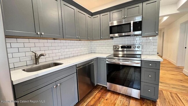 Building Photo - 406 Main St