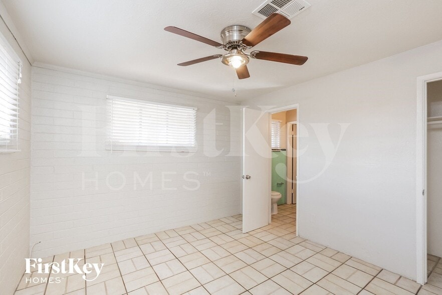 Building Photo - 3021 W Camelback Rd