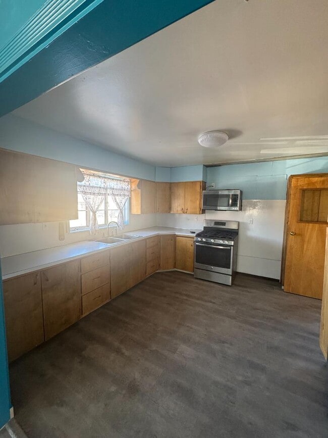 Building Photo - 1336 1st W Ave