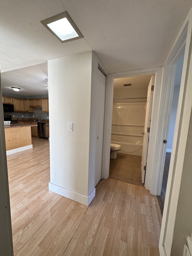 Building Photo - Villas of Cascade 2 Bedroom Condo Upper Unit