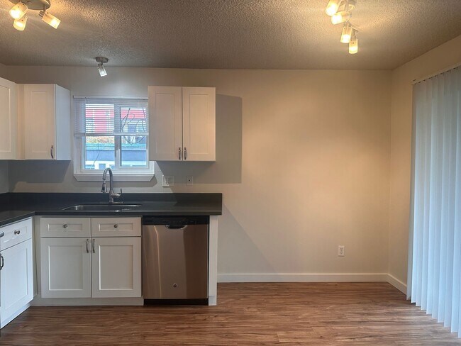 Building Photo - Spacious Top-Floor 2BD in Beautiful Magnol...