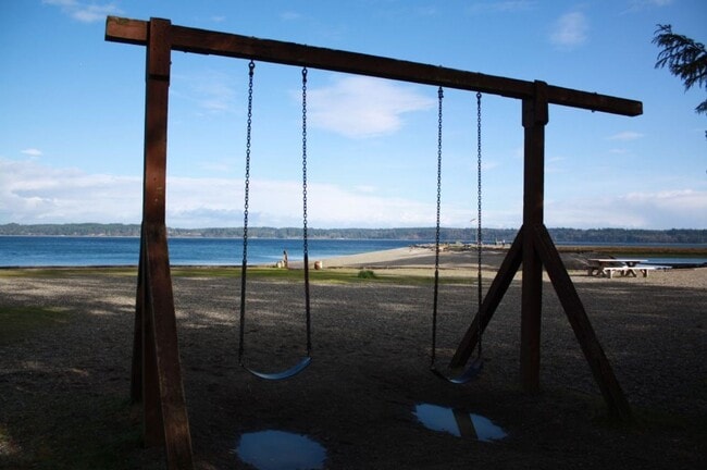 Building Photo - Come live in this quiet corner of Harstine Island!