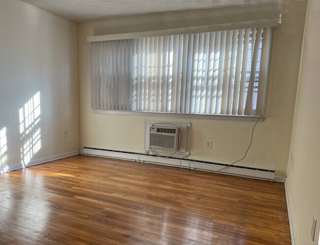 Building Photo - 1044 Campbell Ave