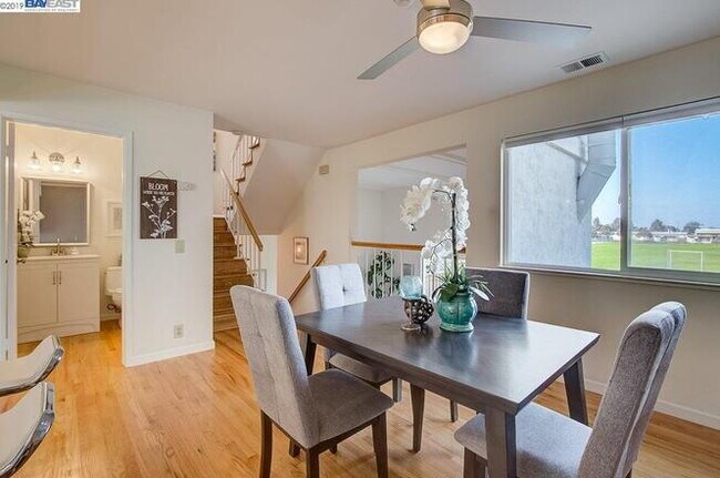 Building Photo - Bright 3 Bedroom Townhome in Newark