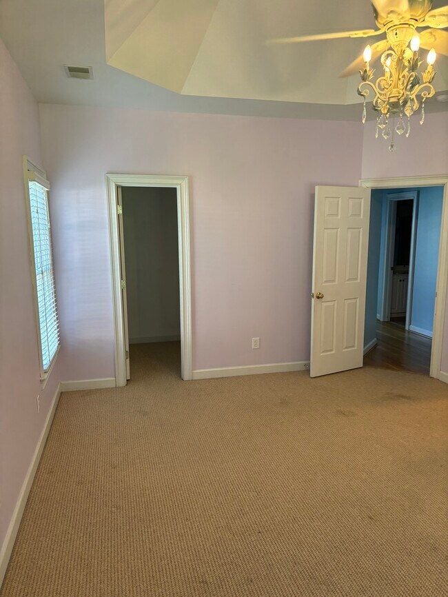 Building Photo - 279 Sandstone Rd