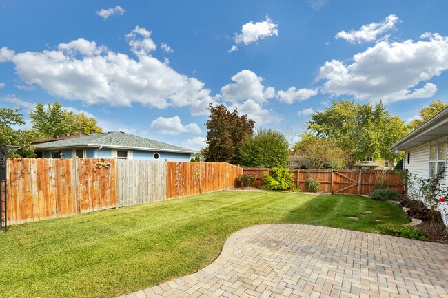 Building Photo - 1013 Stonegate Rd