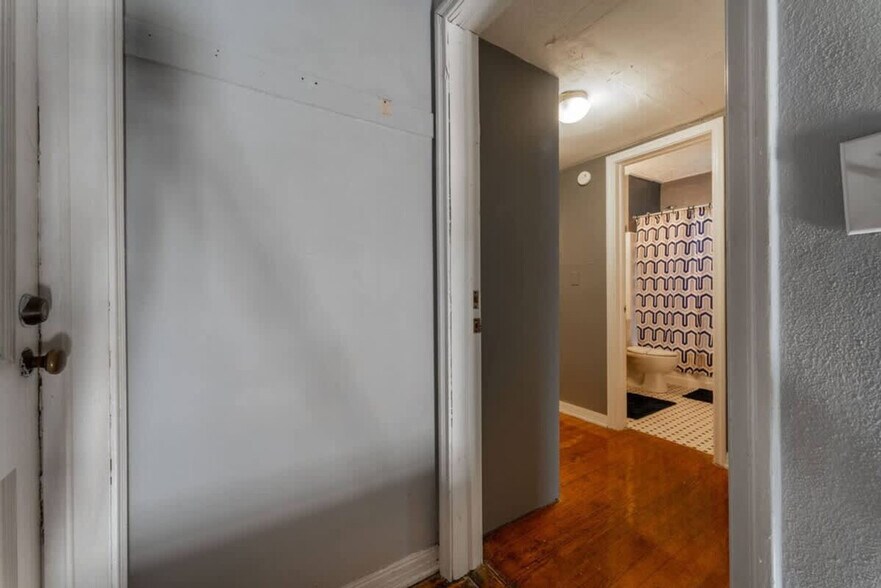 Building Photo - 1512 Larue Ave