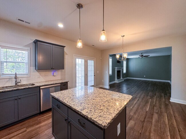 Building Photo - Stunning 4 Bed 2.5 Bath Home in Moore County