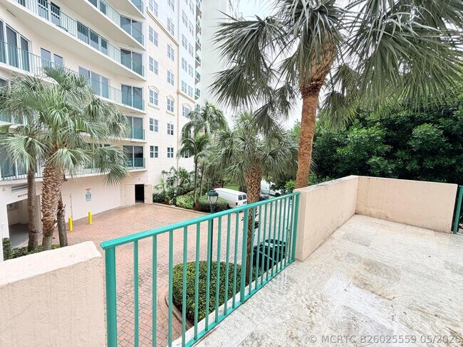 Building Photo - 19900 E Country Club Dr