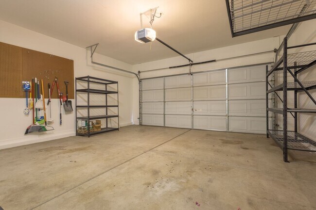 Building Photo - 3 Bedroom 2.5 Bathroom