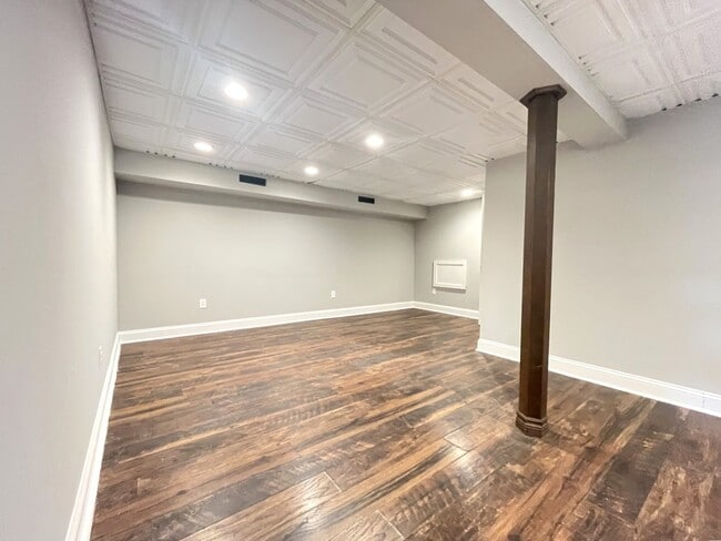 Building Photo - 1606 N Poplar Ave