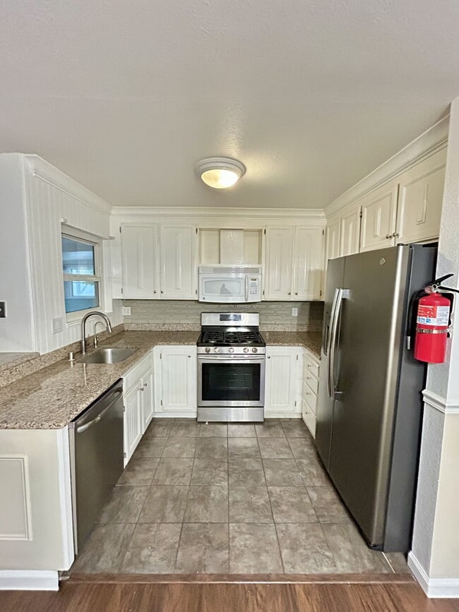 Building Photo - 461 Pamela Dr