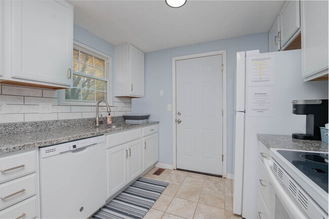 Building Photo - Inviting home with private fenced yard for pets