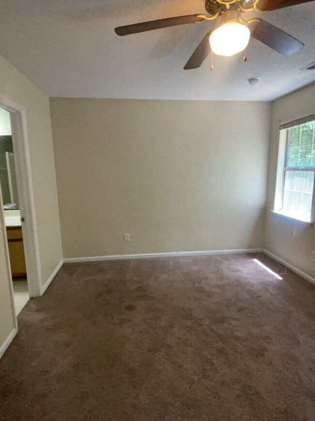 Building Photo - Charming 3 Bedroom 2 Bath Home 628 S. Hampton Dr.