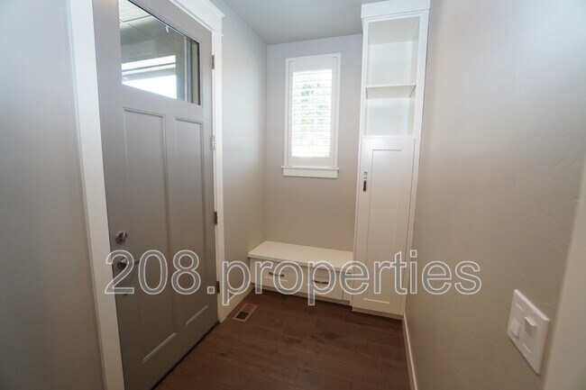 Building Photo - 407 W Pavilion Ln