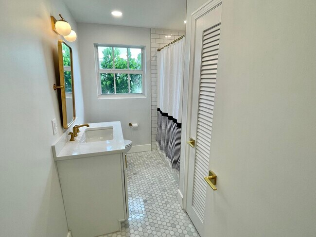 Building Photo - 360 Alhambra Pl