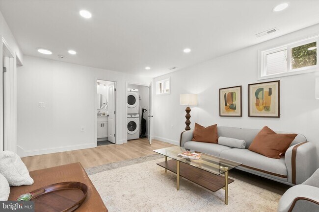 Building Photo - 402 Elm Ave
