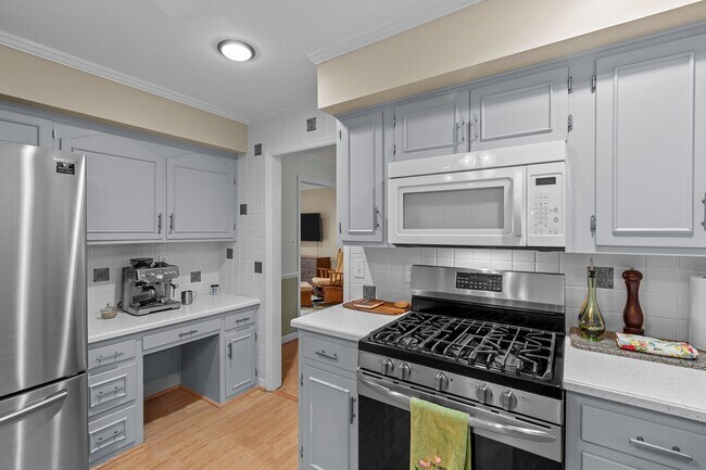 Building Photo - 327 Plantation Dr
