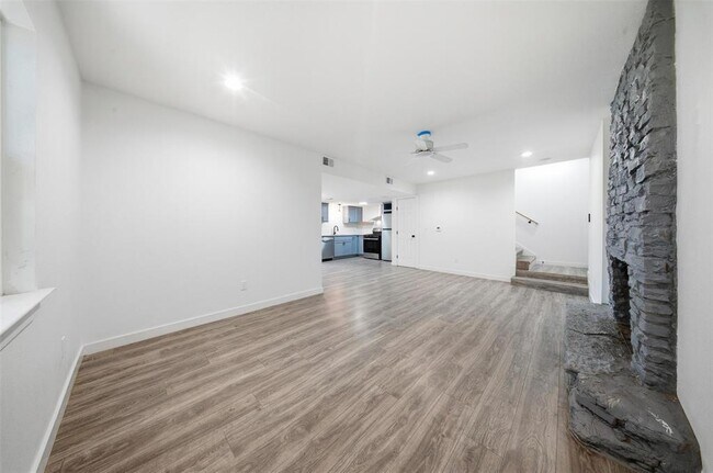 Building Photo - 5005 Cottonwood Cir