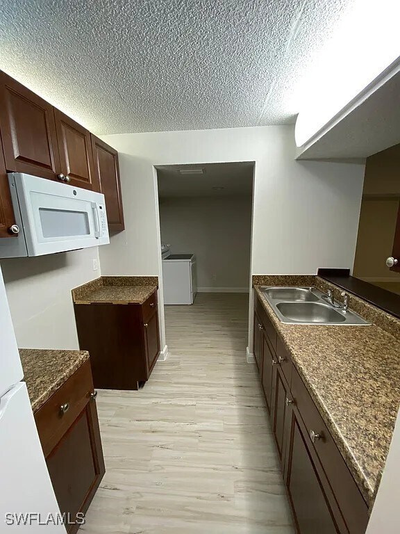 Building Photo - 190 Santa Clara Dr