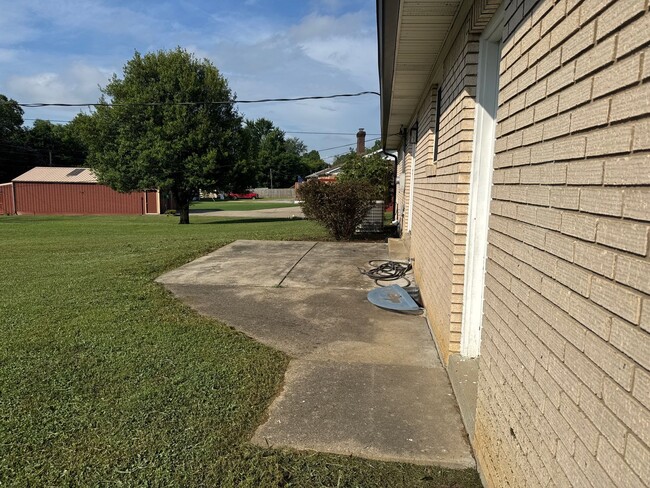 Building Photo - 1704 Twinbrook Dr