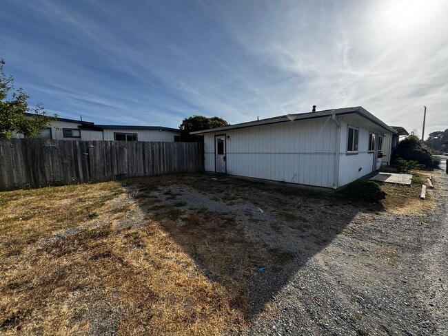 Building Photo - Spacious 2 Bed 1 Bath Home!