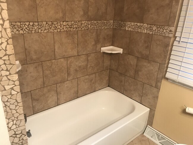 Building Photo - Beautiful Move in Ready 2Bed/1Bath