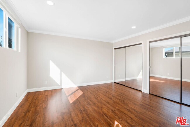 Building Photo - 248 S Doheny Dr